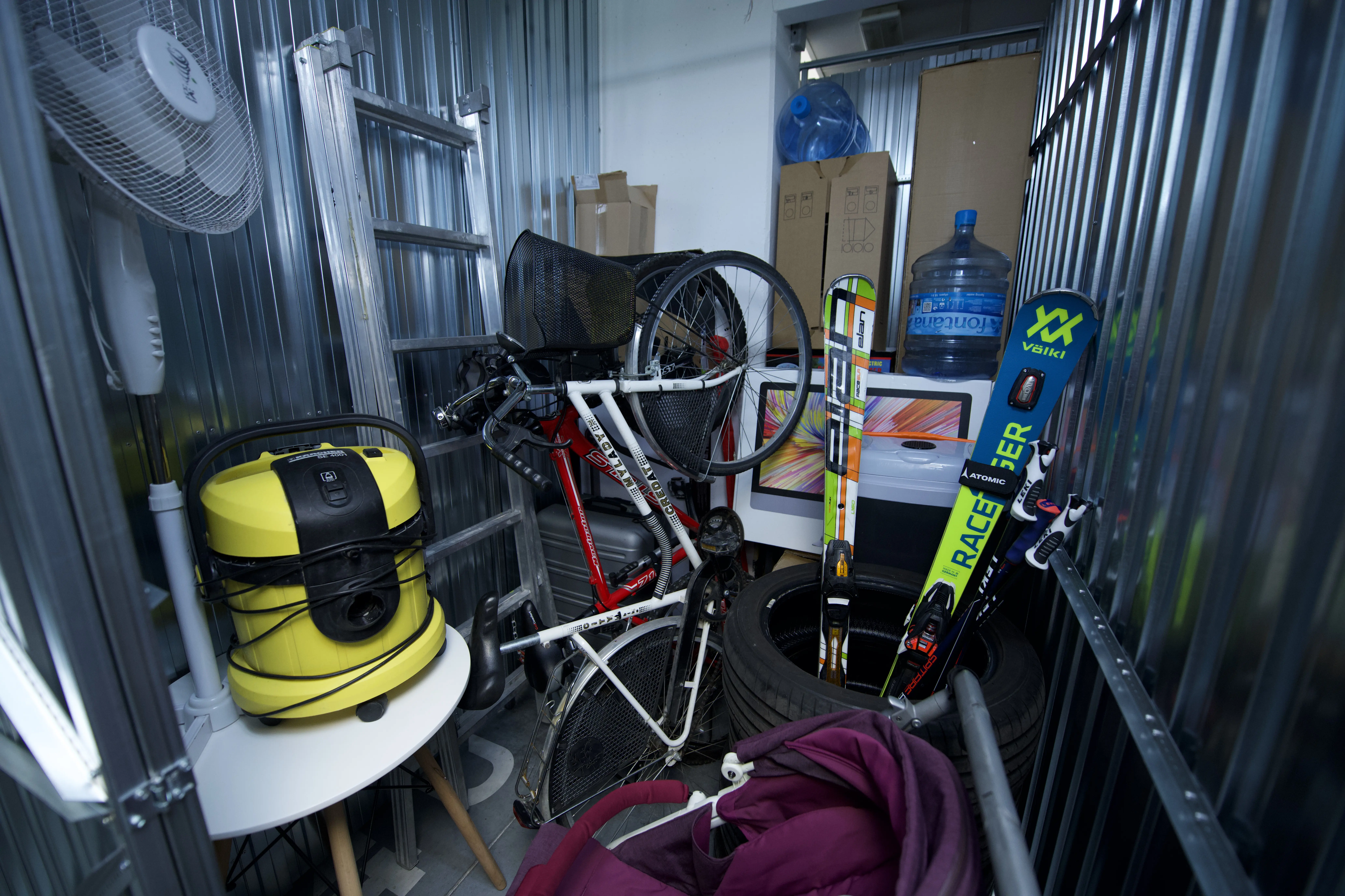 Разнообразные вещи в контейнере TOP SKLAD