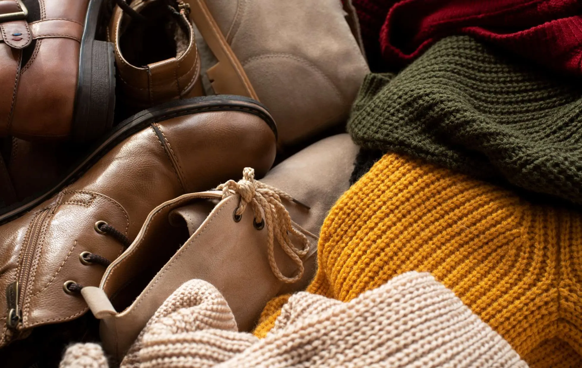 Seasonal clothing and shoes stored in a TOP SKLAD container