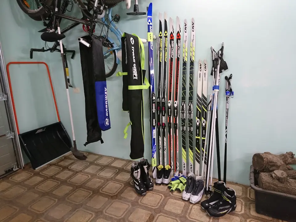 Ski equipment stored in a TOP SKLAD container unit